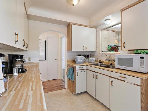 920 Lodge Ave, Saanich, BC - Indoor Photo Showing Kitchen With Double Sink