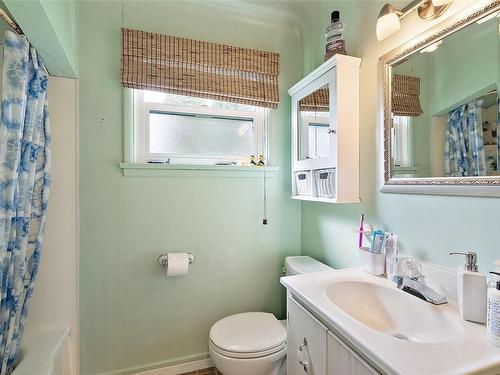 920 Lodge Ave, Saanich, BC - Indoor Photo Showing Bathroom