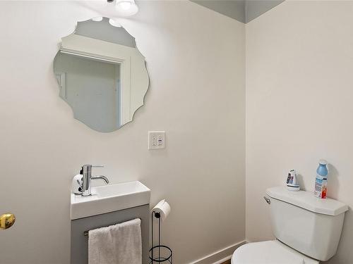 920 Lodge Ave, Saanich, BC - Indoor Photo Showing Bathroom