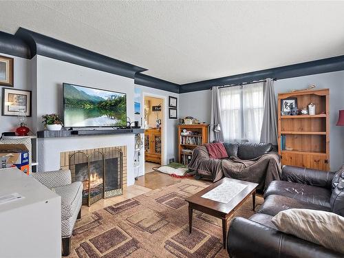920 Lodge Ave, Saanich, BC - Indoor Photo Showing Living Room With Fireplace