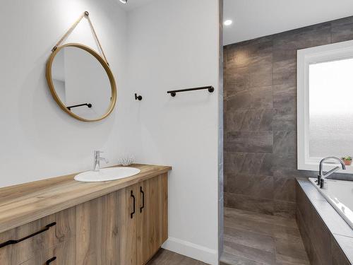 Salle de bains - 40 Rue St-Émilion, Brownsburg-Chatham, QC - Indoor Photo Showing Bathroom