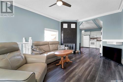 207 5Th Avenue E, Biggar, SK - Indoor Photo Showing Living Room