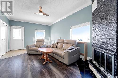 207 5Th Avenue E, Biggar, SK - Indoor Photo Showing Living Room