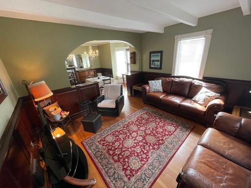 586 Central Ave, Grand Forks, BC - Indoor Photo Showing Living Room