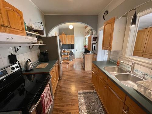 586 Central Ave, Grand Forks, BC - Indoor Photo Showing Kitchen With Double Sink