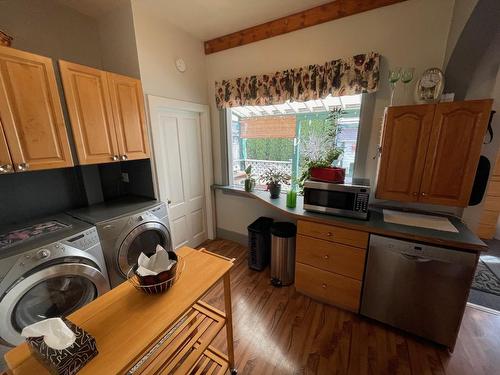 586 Central Ave, Grand Forks, BC - Indoor Photo Showing Laundry Room