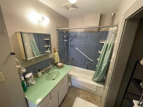 586 Central Ave, Grand Forks, BC - Indoor Photo Showing Bathroom