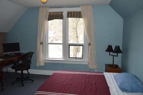 586 Central Ave, Grand Forks, BC - Indoor Photo Showing Bedroom