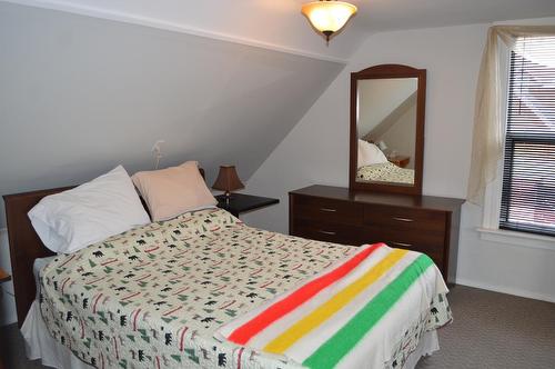 586 Central Ave, Grand Forks, BC - Indoor Photo Showing Bedroom