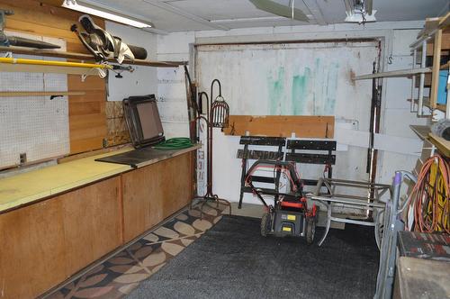 586 Central Ave, Grand Forks, BC - Indoor Photo Showing Garage