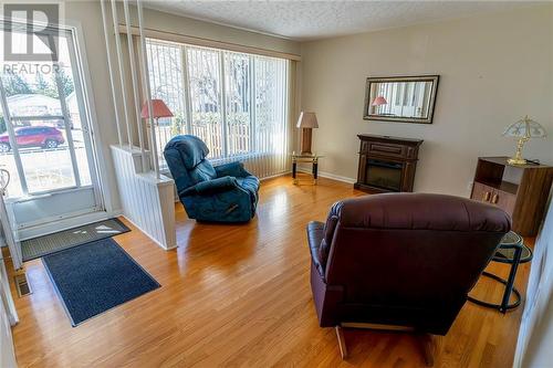 127 Reta Crescent, Pembroke, ON - Indoor Photo Showing Living Room