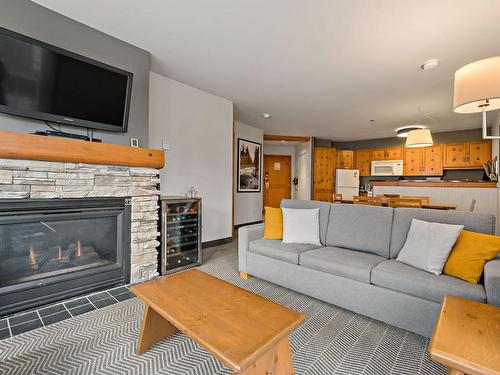 Vue d'ensemble - 249-140 Ch. Au Pied-De-La-Montagne, Mont-Tremblant, QC - Indoor Photo Showing Living Room With Fireplace