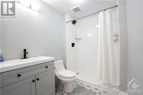 351 Sterling Avenue, Rockland, ON - Indoor Photo Showing Bathroom