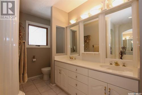 220 Battleford Trail, Swift Current, SK - Indoor Photo Showing Bathroom