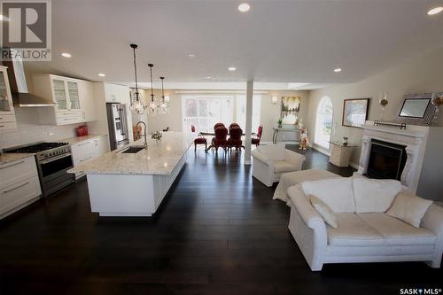 220 Battleford Trail, Swift Current, SK - Indoor Photo Showing Living Room