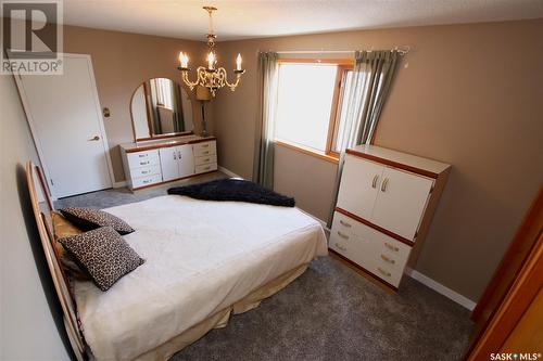 220 Battleford Trail, Swift Current, SK - Indoor Photo Showing Bedroom