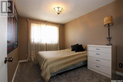 220 Battleford Trail, Swift Current, SK - Indoor Photo Showing Bedroom