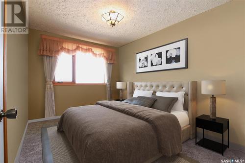 220 Battleford Trail, Swift Current, SK - Indoor Photo Showing Bedroom