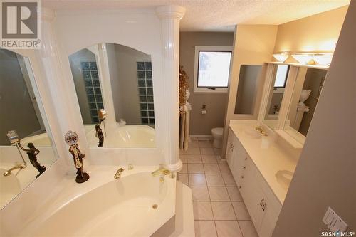 220 Battleford Trail, Swift Current, SK - Indoor Photo Showing Bathroom