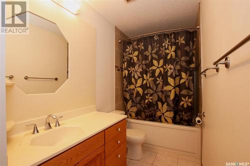 220 Battleford Trail, Swift Current, SK - Indoor Photo Showing Bathroom