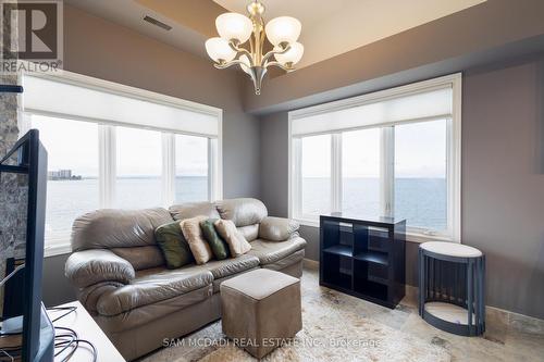 493 Dewitt Rd, Hamilton, ON - Indoor Photo Showing Living Room