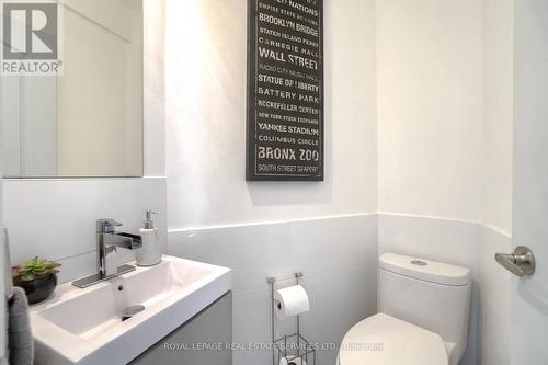 5233 Palmer Avenue, Niagara Falls, ON - Indoor Photo Showing Bathroom