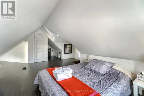 5233 Palmer Ave, Niagara Falls, ON - Indoor Photo Showing Bedroom