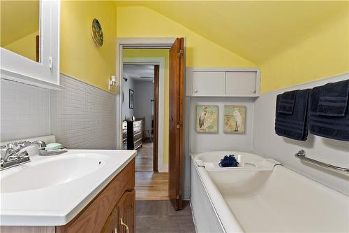 26 Elizabeth Street, Grimsby, ON - Indoor Photo Showing Bathroom
