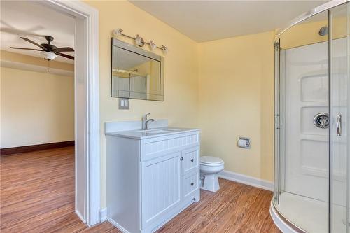 49 Spadina Avenue, Hamilton, ON - Indoor Photo Showing Bathroom