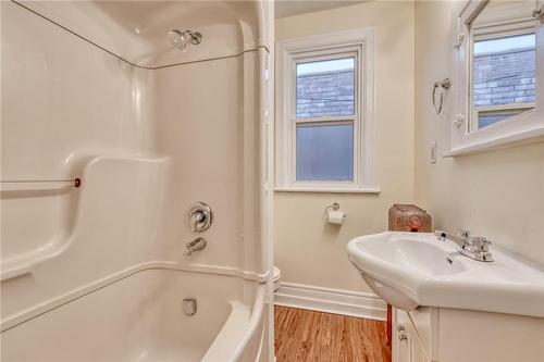 49 Spadina Avenue, Hamilton, ON - Indoor Photo Showing Bathroom