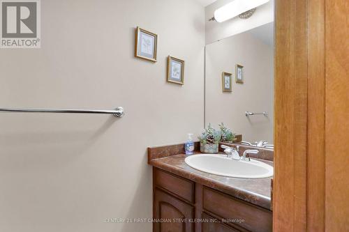 92 Meridene Cres W, London, ON - Indoor Photo Showing Bathroom