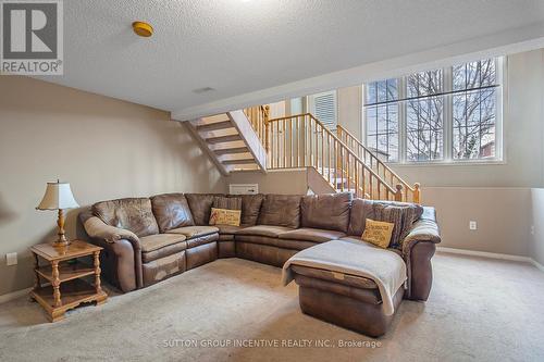 27 White Elm Rd, Barrie, ON - Indoor Photo Showing Living Room