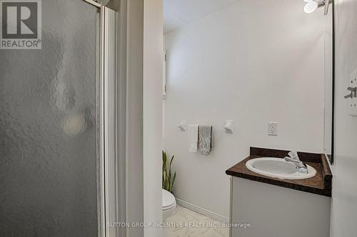 27 White Elm Rd, Barrie, ON - Indoor Photo Showing Bathroom