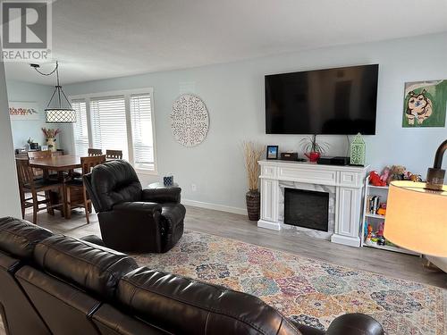1129 Ash Street, Okanagan Falls, BC - Indoor Photo Showing Living Room