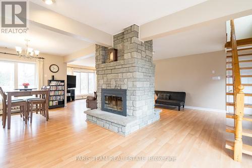 23 Greengables Dr, Oro-Medonte, ON - Indoor Photo Showing Living Room With Fireplace