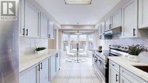 140 Belinda Sq, Toronto, ON - Indoor Photo Showing Kitchen With Upgraded Kitchen