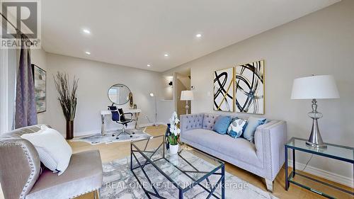 140 Belinda Sq, Toronto, ON - Indoor Photo Showing Living Room