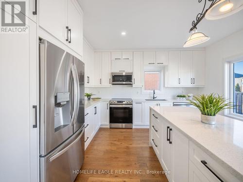 30 Gold Park Gate, Essa, ON - Indoor Photo Showing Kitchen With Upgraded Kitchen
