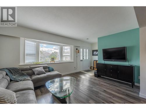 125 Roy Avenue, Penticton, BC - Indoor Photo Showing Living Room