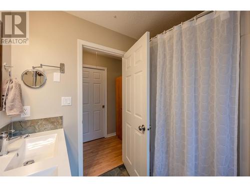 125 Roy Avenue, Penticton, BC - Indoor Photo Showing Bathroom