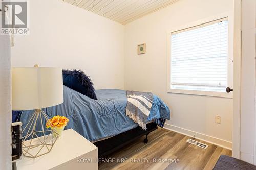 372 Oxford Ave, Fort Erie, ON - Indoor Photo Showing Bedroom