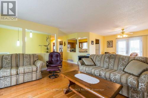 224 Taft Rd, Prince Edward County, ON - Indoor Photo Showing Living Room