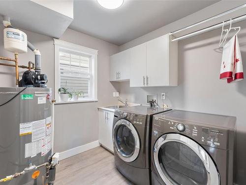 10-3085 Sherman Rd, Duncan, BC - Indoor Photo Showing Laundry Room