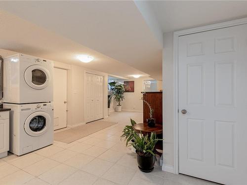 2525 Departure Bay Rd, Nanaimo, BC - Indoor Photo Showing Laundry Room