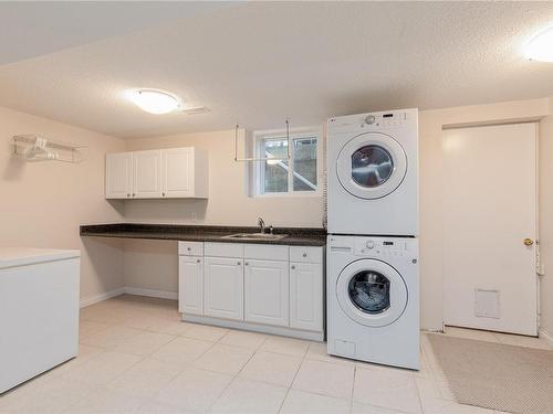 2525 Departure Bay Rd, Nanaimo, BC - Indoor Photo Showing Laundry Room