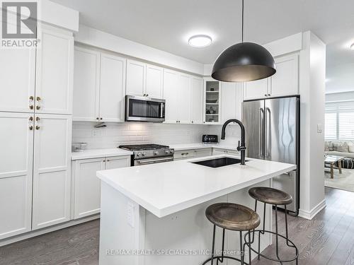 15 Rockman Cres, Brampton, ON - Indoor Photo Showing Kitchen With Upgraded Kitchen