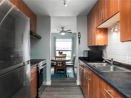 118-290 Regina Ave, Saanich, BC - Indoor Photo Showing Kitchen With Double Sink