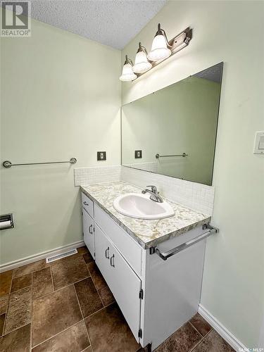 510 Bray Street E, Swift Current, SK - Indoor Photo Showing Bathroom