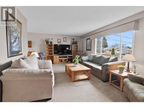 3641 Weston Road, Kelowna, BC - Indoor Photo Showing Living Room
