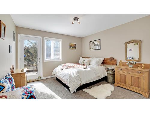 25 - 8040 Radium Golf Course Road, Radium Hot Springs, BC - Indoor Photo Showing Bedroom